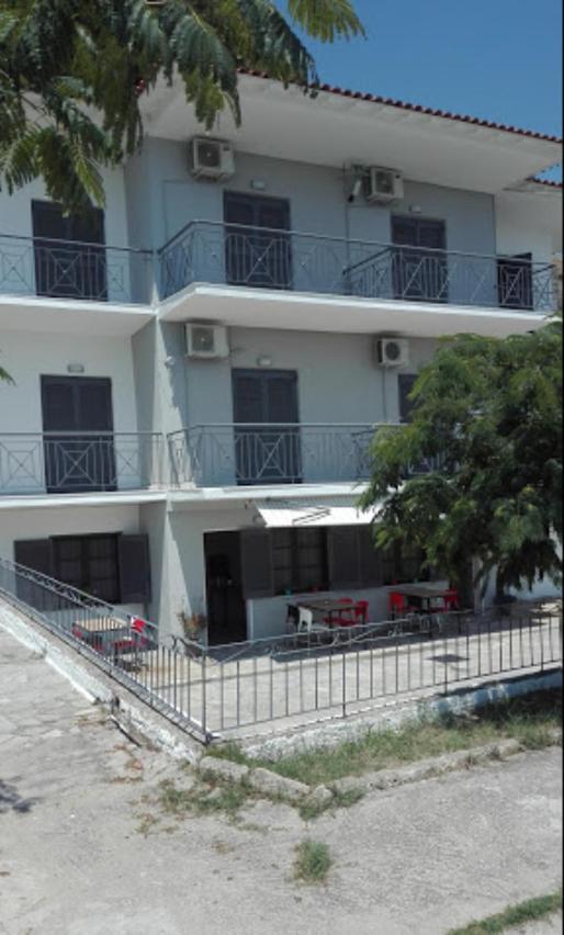 Merida Apartments Mola Kalyva Exterior photo