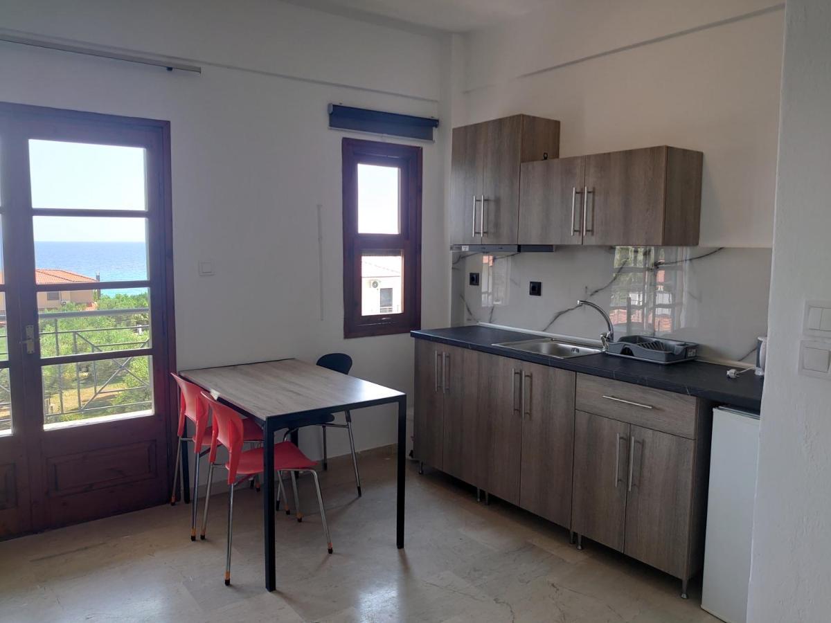 Merida Apartments Mola Kalyva Exterior photo